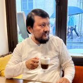 «Қызды жігіттен бұрын әкесі қыдырту керек»: Мұхамеджан Тазабек отбасымен Парижде жүр