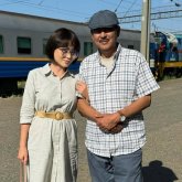 «Өмір деген қызық!»: Баян Алагөзова белгісіз ер адаммен көзге түсті