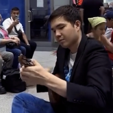 «Қазақтың рухы сезіледі»: «Адай» күйін шерткен қазақ жігіті шетелдіктерді таңдай қақтырды (ВИДЕО)