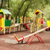 «Бала қансырап қалған»: Атыраудағы балалар ойын алаңында оқыс жағдай орын алды (ВИДЕО)