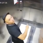 Астанада ер адам лифтідегі камераларды жауып, қыздарға тиіскен (ВИДЕО)