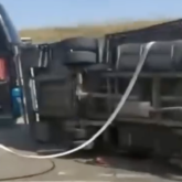 Жолда қалғып кеткен: Жүргізуші өз көлігінің астында қалып қаза тапты (ВИДЕО)