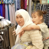 «Өлген баламды жерлейтін орын таппадым»: Қара «маскадағы» жігіт 5 балалы анаға пәтер сыйлады (ВИДЕО)