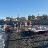 «Жағажайда құтқарушылар жоқ»: Алакөлде демалушылар судан әйелдің денесін алып шықты (ВИДЕО)