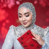 «Аңқау елге арамза молда»: Төреғалидің қарындасы кітап сатамын деп сынға қалды