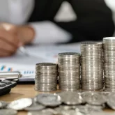 Пәтер, көлік алған: Балаларға бөлінген 450 млн-ды жымқырған мектеп есепшісі сотталды