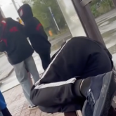 «Мынау масқара!»: Астанада бір топ жасөспірім аялдаманы талқандап тастаған (ВИДЕО)