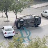 Батыр әже: Атырауда аударылған көлікті тұрғызған зейнеткер желі жұлдызына айналды (ВИДЕО)