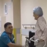 «Әнімен де емдейді»: Ата-әжелердің көңілін аулаған дәрігер желі жұлдызына айналды (ВИДЕО)