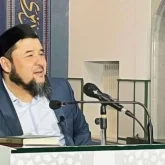 «Ей, сен еркек емессің»: Елге танымал имам әйелдерді қамшымен ұрыңдар деп насихат жүргізген (ВИДЕО)