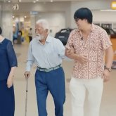 «Бала болса сендей болсын»: Әнші Бүркіттің ата-анасына деген қарым-қатынасы көпшілікті тәнті етті (ВИДЕО)