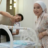 «Көзіміз тоймай ала бердік»: Абай Бегейдің қызы перзентханаға дайындығын көрсетті (ВИДЕО)