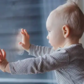 Ата-анасы үйде болмаған: Астанада 3 жасар бала терезеден құлап ажал құшты