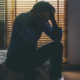 «Тыр жалаңаш ояндым, ұл балаларды іздейді»: Атырауда мұғалім мектеп директорының гей болып шыққанын мәлімдеді