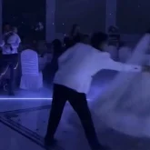 «Қалыңдық кетіп қалған»: Жас жұбайлардың тойдағы биі жанжалға ұласты (ВИДЕО)