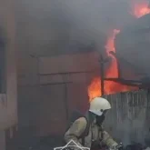 Алматыда үш қабатты ғимарат өртенді (ВИДЕО)