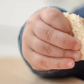 Шымкентте 1 жасар бала ет тартқышпен ойнап, қолынан айырылды