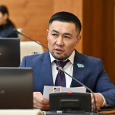 «Оданша елдің ертеңіне алаңдайық»: Парламентте анасын құттықтап, сынға қалған Ардақ Назаров мәлімдеме жасады