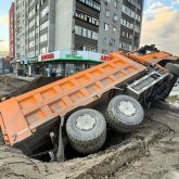 Жаңа жөнделген жолдың сапасы сынға түсті: Ауыр жүк көлігі шұңқырға батып қалды