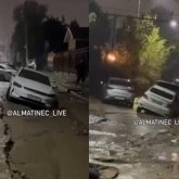 Алматыда жол опырылып, 20-дан астам көлік жер астына түсіп кетті (ВИДЕО)