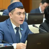 «Қызметіңнен кетші, өтініш!»: Депутат Дәулет Мұқаевтың жазбасы елдің ашуын тудырды