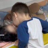 Балабақшада сүйіскен екі бүлдіршін жұртты дүрліктірді (ВИДЕО)