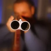 «Көршісінің сөзі есіне түскен»: Атырауда ер адам өз әйелін атып өлтірді