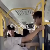 «Әкесіндей адамды аяусыз тепкіледі»: Астанадағы автобустардың бірінде жолаушылар жаға жыртысты (ВИДЕО)