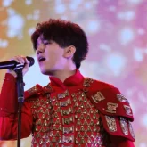 «Қытайлар қазақша, ал қазақтар қытайша деп ойлады»: Димаш әннің сөзін ұмытып қалған кезін есіне алды (ВИДЕО)