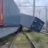 Қостанайда вагон рельстен шығып, контейнер құлады: ҚТЖ апатты жасырып отыр