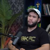 «Көк туды көтергенім үшін жекпе-жек бермей жатыр»: Кәсіби боксшы қиындыққа тап болғанын айтты