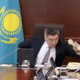 Үкіметтегі күтпеген жағдай: Бектенов телефон қоңырауынан кейін залдан шығып кетті (ВИДЕО)