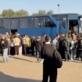 «Автобустар жетпей жатыр»: Теміртауда жолаушылар тағы да аялдамада сағаттап тұр