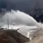 «Қысқа дайынбыз» деген әкімдік қайда? Ақтауда жап-жаңа құбыр жарылып, көшелер су астында қалды (ВИДЕО)