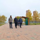 Тоқаев елордада жастарымен бірге ағаш екті