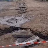 Семейде су құбыры орнатылғаннан кейін жол опырылып, көліктер өте алмай қалды (ВИДЕО)