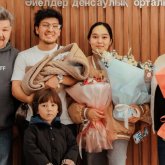 «Көптен күткен Таусоғар»: Жанар Айжанова қызы мен немересін перзентханадан шығарды