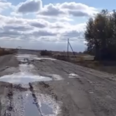 «Ауылға апарар жол жоқ»: Марқакөлдің кіреберісіндегі шұрық-тесік жол халықтың ашуын туғызды (ВИДЕО)
