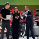 «Қасиетті мекенге сертификат»: Шерхан Қалмырзаға ерекше сыйлық табыс етілді (ВИДЕО)