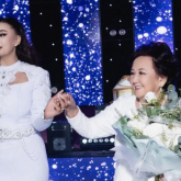 «Кезінде қалыңдықтың ақ көйлегін кимеген»: Мадина Сәдуақасова анасына тосынсый жасады (ВИДЕО)