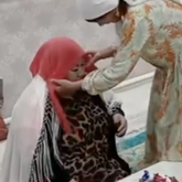 «50-де келін атанды»: өмірінің екінші жартысында өз бақытына жолыққан әйелдің видеосы жұртты жылатты