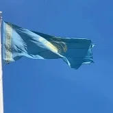 Атырауда мемлекеттік ту теріс ілініп, тұрғындардың наразылығын тудырды