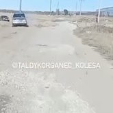 Текеліге кіретін жол – нағыз сынақ: айналма жол ойдым-ойдым, жүргізушілер ашулы