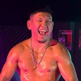 «Лимиттен асып кеткен»: Қуат Хамитов маңызды жекпе-жек алдында салмақ өлшеуден өтпей қалды