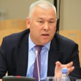 «Банк басшылары қызметкерлерін халыққа қарыз беруге міндеттейді» – Депутат Мұрат Әбенов (ВИДЕО)