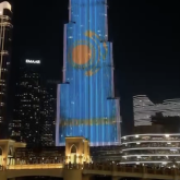 Әлемдегі ең биік ғимарат Қазақстан туының түсіне боялды (ВИДЕО)