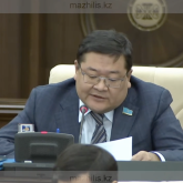 «Банк жабылса халық зардап шегеді»: Айдос Сарым жаңа заң жобасын сынға алды