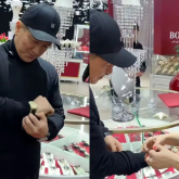 «Мұқтаж жанға бермей ме»: Сәкен Майғазиев бриллиантпен көмкерілген алтын сағатты тегін алды (ВИДЕО)