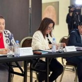 «Арсыз дүниелердің ықпалына қарсымыз»: Алматыда ЛГБТ насихатына қарсы заң талқыланды