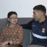 «Анасыз қалай өмір сүремін»: Көкшетаулық жігіт анасына бауырын беріп донор болды